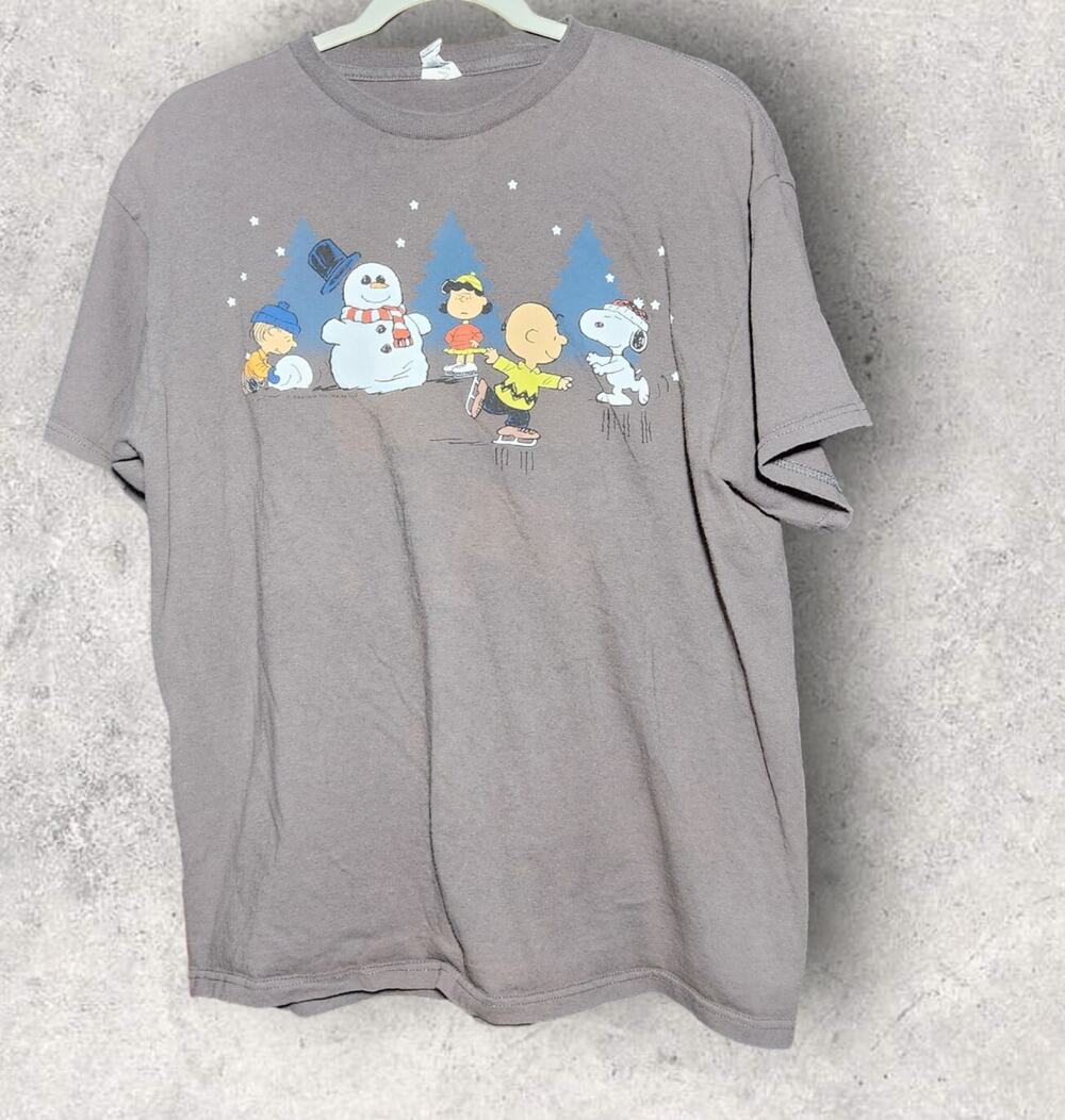 PEANUTS GANG CHRISTMAS HOLIDAY FESTIVE ICE SKATING T SHIRT SIZE LARGE GREY